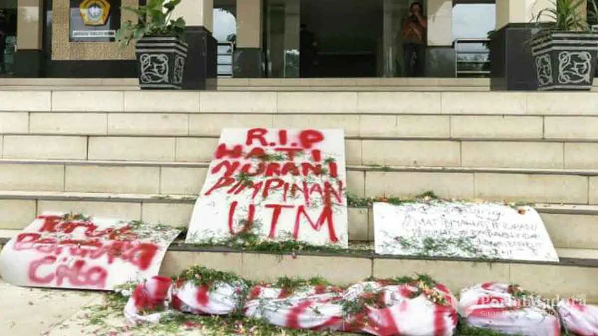 Mahasiswa UTM Bawa "Pocong" dan Tabur Bunga di Depan Gedung Rektorat