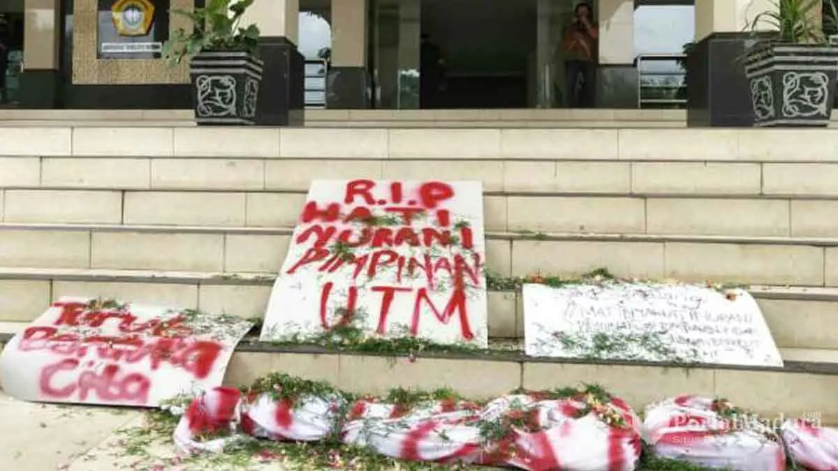Mahasiswa UTM Bawa “Pocong” dan Tabur Bunga di Depan Gedung Rektorat
