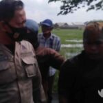 Lihat Petugas, Pengamen asal Sidoarjo Lari Terbirit-birit Hingga Kecebur Lumpur