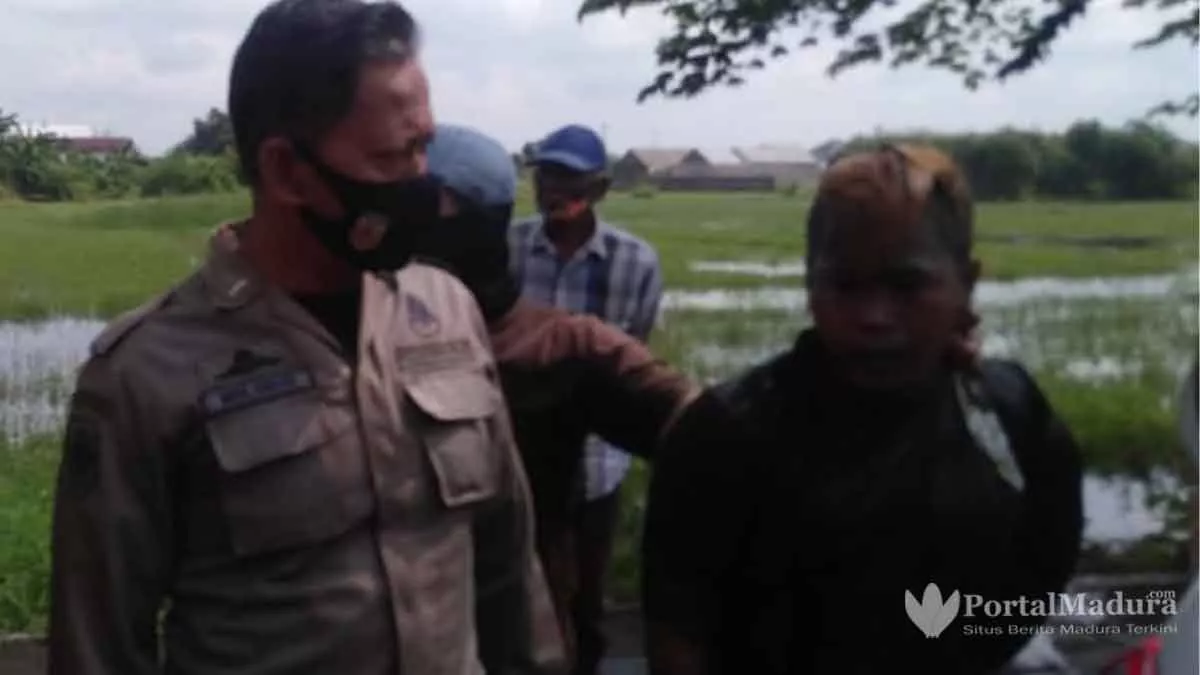 Lihat Petugas, Pengamen asal Sidoarjo Lari Terbirit-birit Hingga Kecebur Lumpur