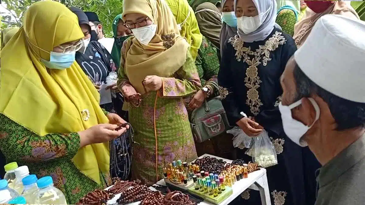 Penuhi Nazar, Air Mata Wakil Bupati Sumenep Terpilih Tumpah Saat Ziarah Ke Makam Suaminya - Portalmadura.com Penuhi Nazar, Air Mata Wakil Bupati Sumenep Terpilih Tumpah Saat Ziarah ke Makam Suaminya