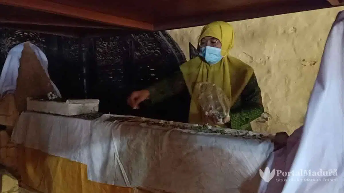 Penuhi Nazar, Air Mata Wakil Bupati Sumenep Terpilih Tumpah Saat Ziarah ke Makam Suaminya