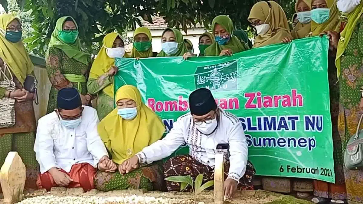 Penuhi Nazar, Air Mata Wakil Bupati Sumenep Terpilih Tumpah Saat Ziarah ke Makam Suaminya