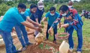 Rangkaian HPN 2021, Anggota PWI Sumenep Tabur Bunga di Makam Seniornya
