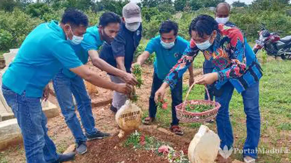 Rangkaian-HPN-2021,-Anggota-PWI-Sumenep-Tabur-Bunga-di-Makam-Seniornya
