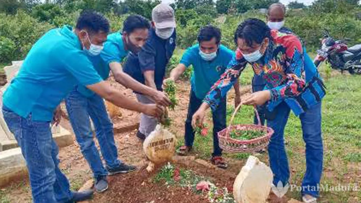 Rangkaian Hpn 2021, Anggota Pwi Sumenep Tabur Bunga Di Makam Seniornya - Portalmadura.com Rangkaian-HPN-2021,-Anggota-PWI-Sumenep-Tabur-Bunga-di-Makam-Seniornya