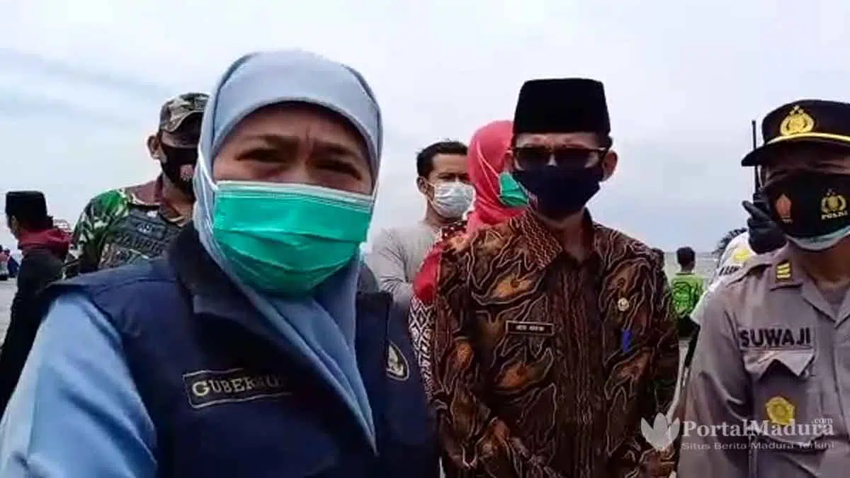 Sebelum Dikubur, Gubernur Jatim Minta Dokter Hewan Periksa Puluhan Hiu Paus Mati di Bangkalan
