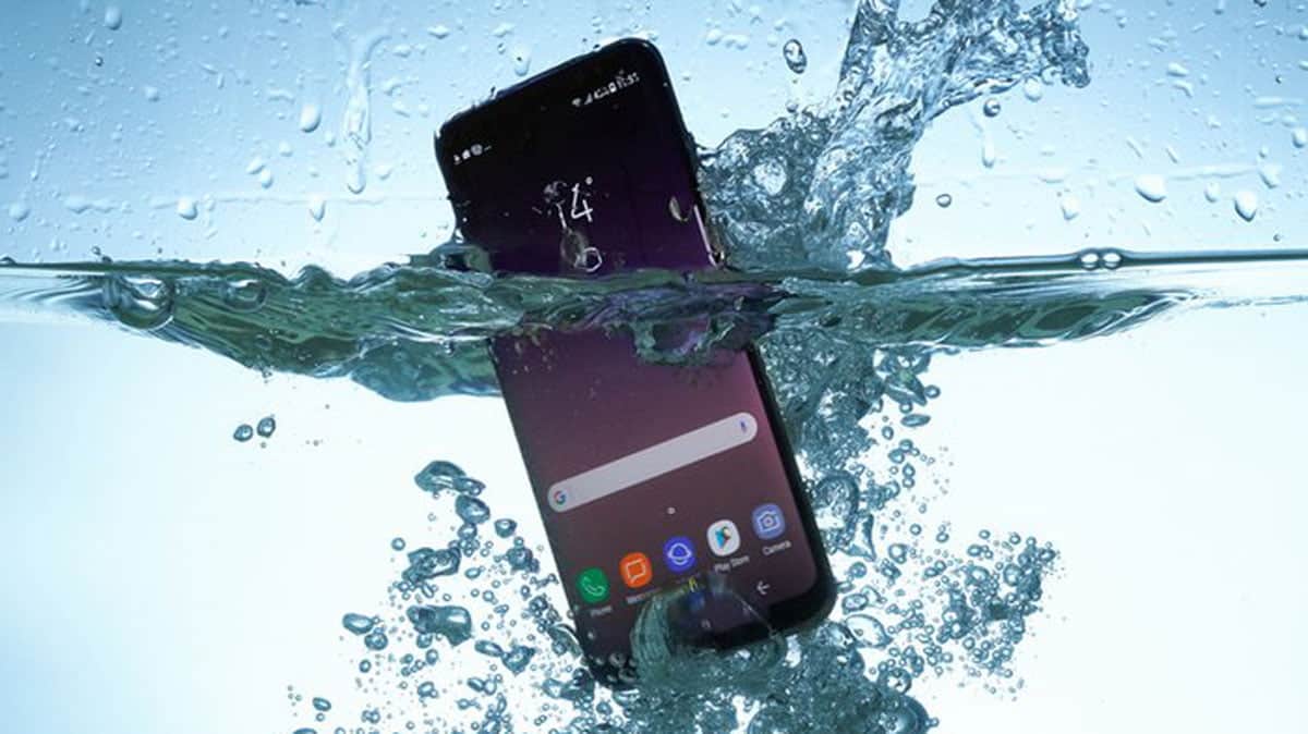 Smartphone-Anda-Terendam-Banjir-Lakukan-3-Cara-Ini