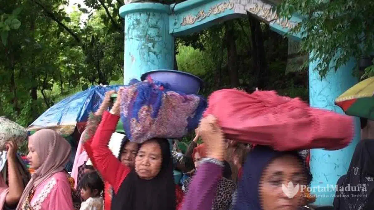 Tak Lekang Waktu, Tradisi Cahe di Gua Mandalia Diwarnai Makanan Hasil Tani Warga