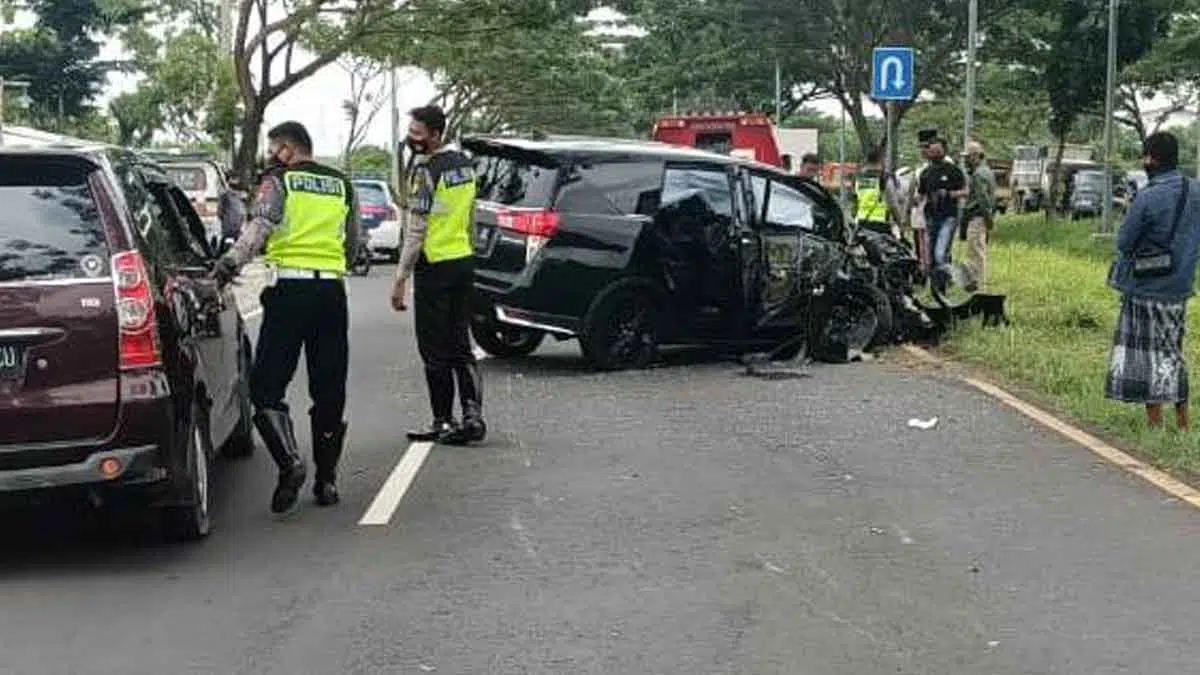 Fortuner Tabrak Pemotor di Akses Suramadu
