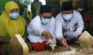 Wasiat Almarhum Suami Pemicu Air Mata Wakil Bupati Sumenep Terpilih Tumpah di Pemakaman Keluarga