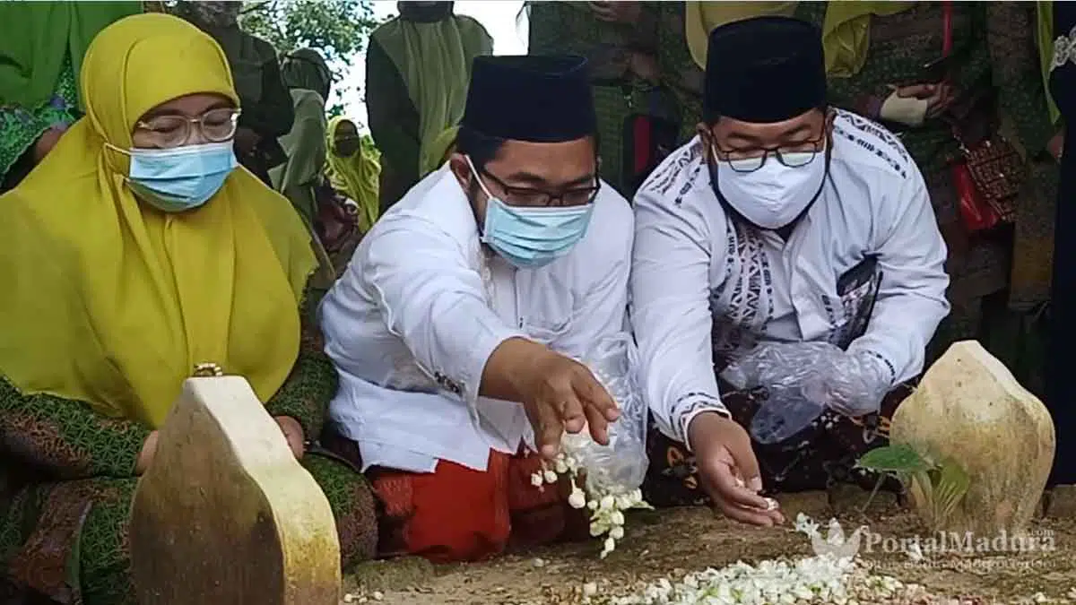 Wasiat Almarhum Suami Pemicu Air Mata Wakil Bupati Sumenep Terpilih Tumpah di Pemakaman Keluarga