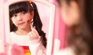 Anak Sering Pakai Makeup? Perhatikan, Ini 5 Dampak Buruknya