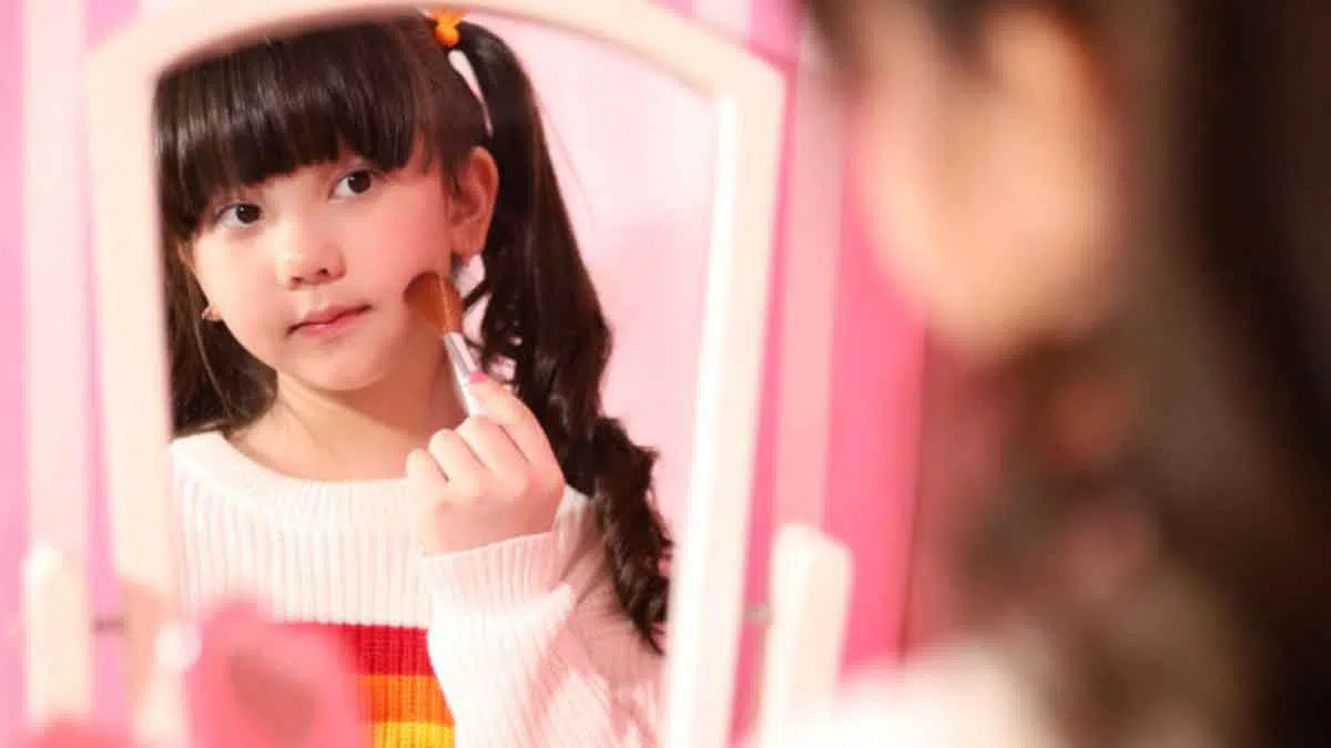 Anak Sering Pakai Makeup? Perhatikan, Ini 5 Dampak Buruknya