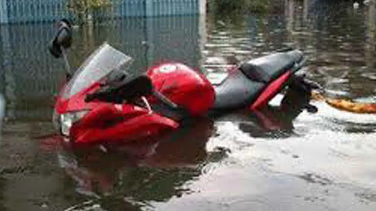 Lakukan 6 Cara Ini Jika Motor Terendam Banjir