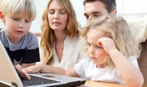Jaga Keamanan Digital Anak di Dunia Maya dengan 3 Cara Ini