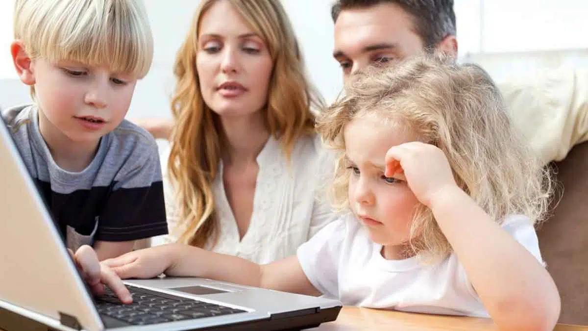 Jaga Keamanan Digital Anak di Dunia Maya dengan 3 Cara Ini