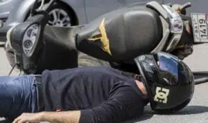 5 Cara Lepaskan Helm Korban Kecelakaan Motor