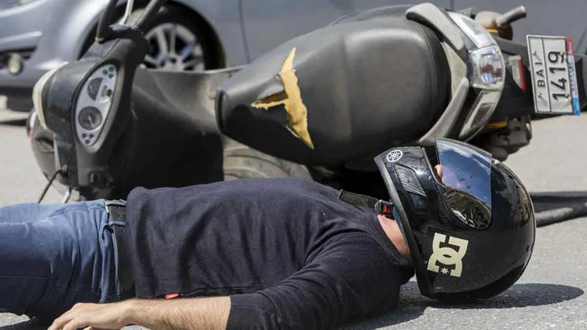 5 Cara Lepaskan Helm Korban Kecelakaan Motor
