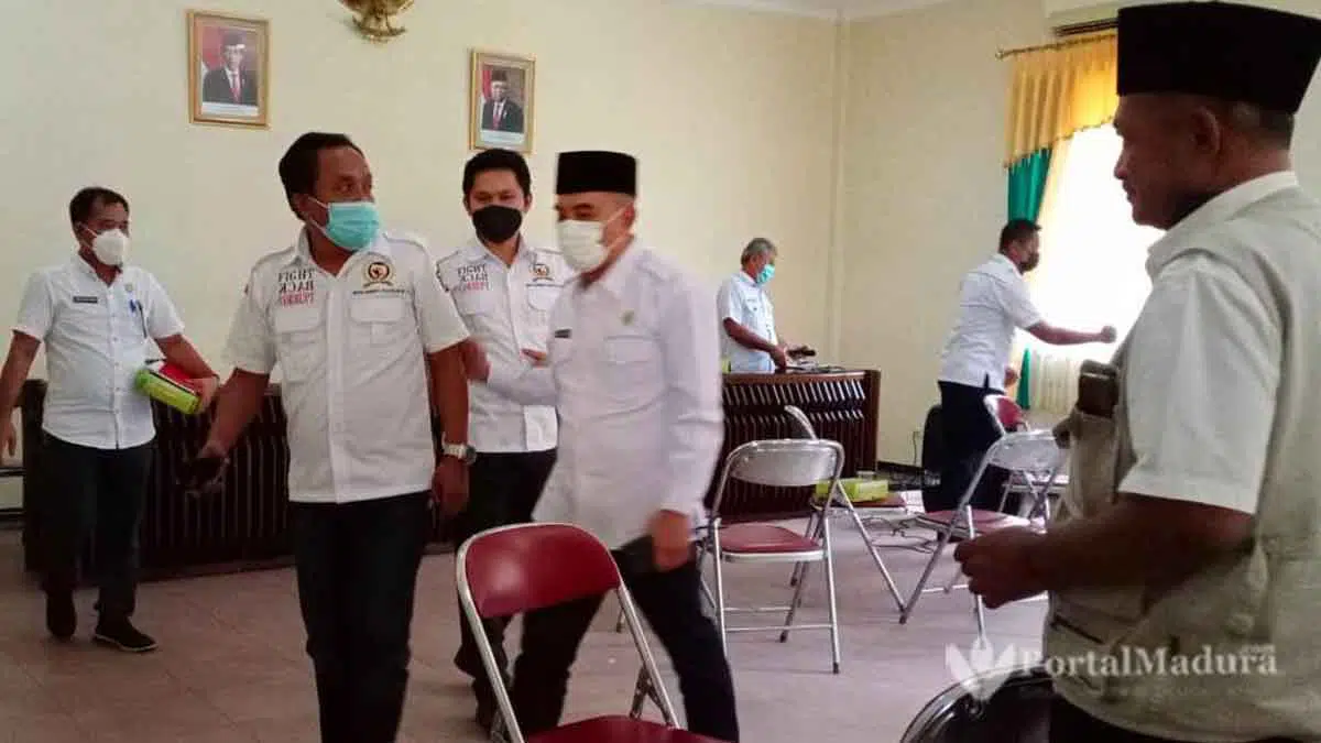 Datangi Sekda, Warga Minta Dirut PDAM Dicopot