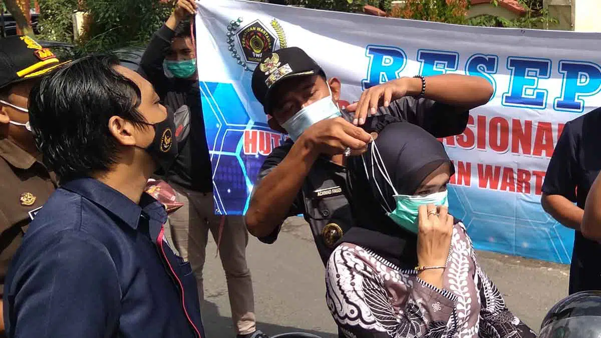 Hari Pers Nasional, PWI Sumenep dan Forkopimda Bagi-bagi Masker