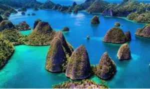 4-Tempat-Wisata-Papua-yang-Terkenal-dengan-Keindahan-Alamnya