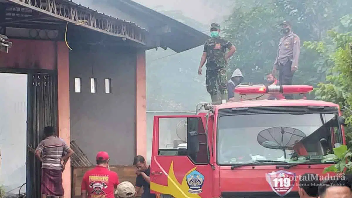 Ada Paket dari TKI di Gudang Ekspedisi Yang Terbakar di Bangkalan