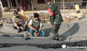 Akses Jalan Nasional di Desa Tampojung Goa Pamekasan Ambles