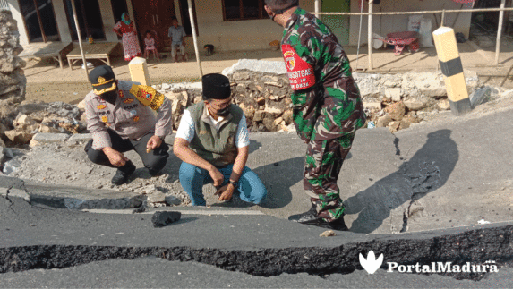 Akses Jalan Nasional di Desa Tampojung Goa Pamekasan Ambles