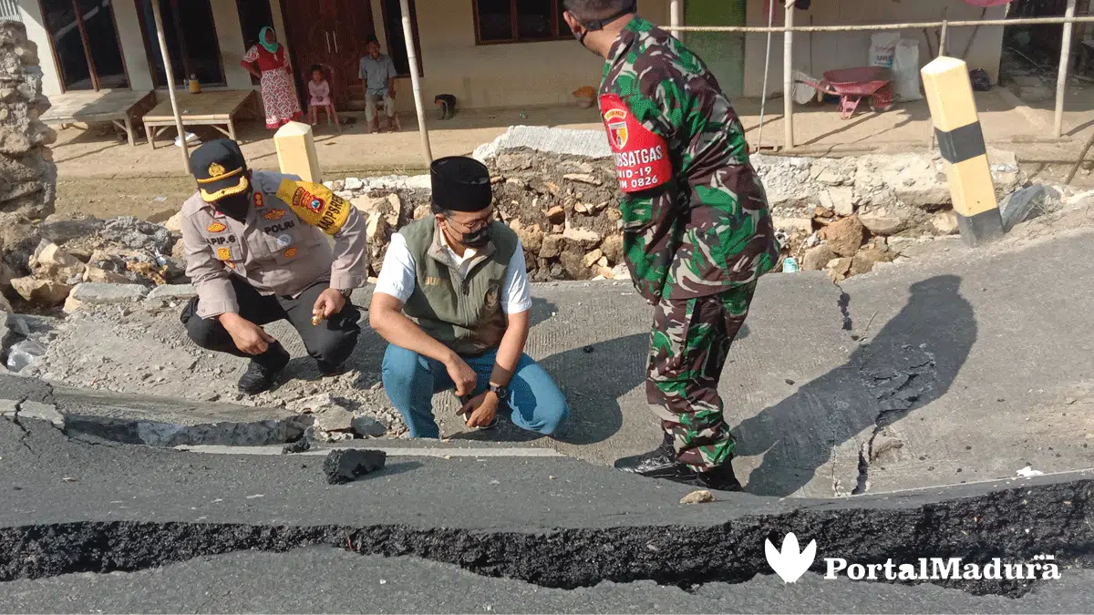 Akses Jalan Nasional di Desa Tampojung Goa Pamekasan Ambles