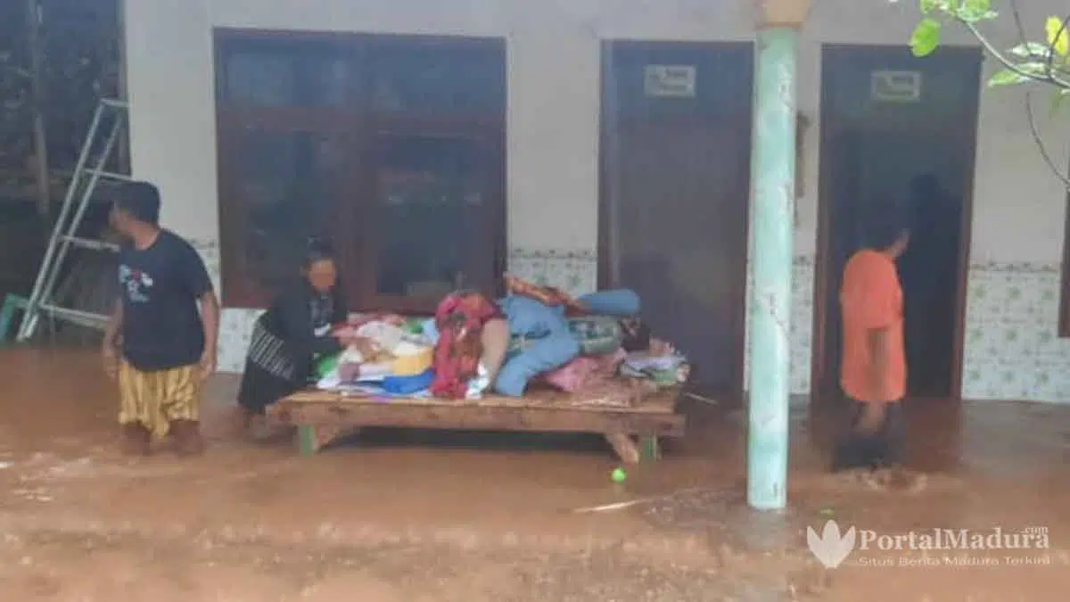 Banjir Landa Pondok Putri Darul Ulum Talaga Sumenep