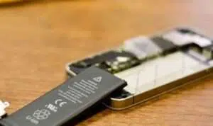 Ingin Hemat Baterai Handphone Saat Banjir? Ini 7 Caranya