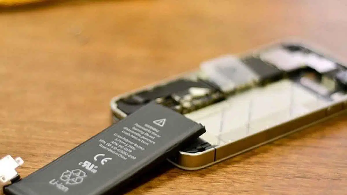 Ingin Hemat Baterai Handphone Saat Banjir? Ini 7 Caranya
