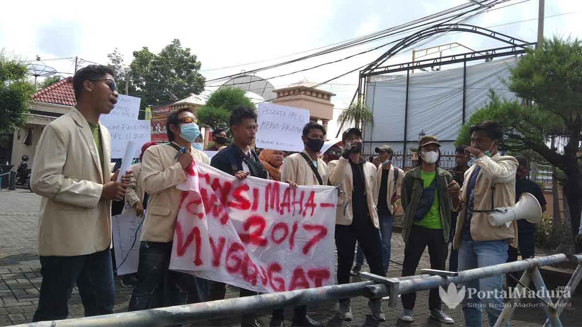 Breaking News-Mahasiswa STKIP PGRI Sumenep "Ngeluruk" Pimpinan Kampus