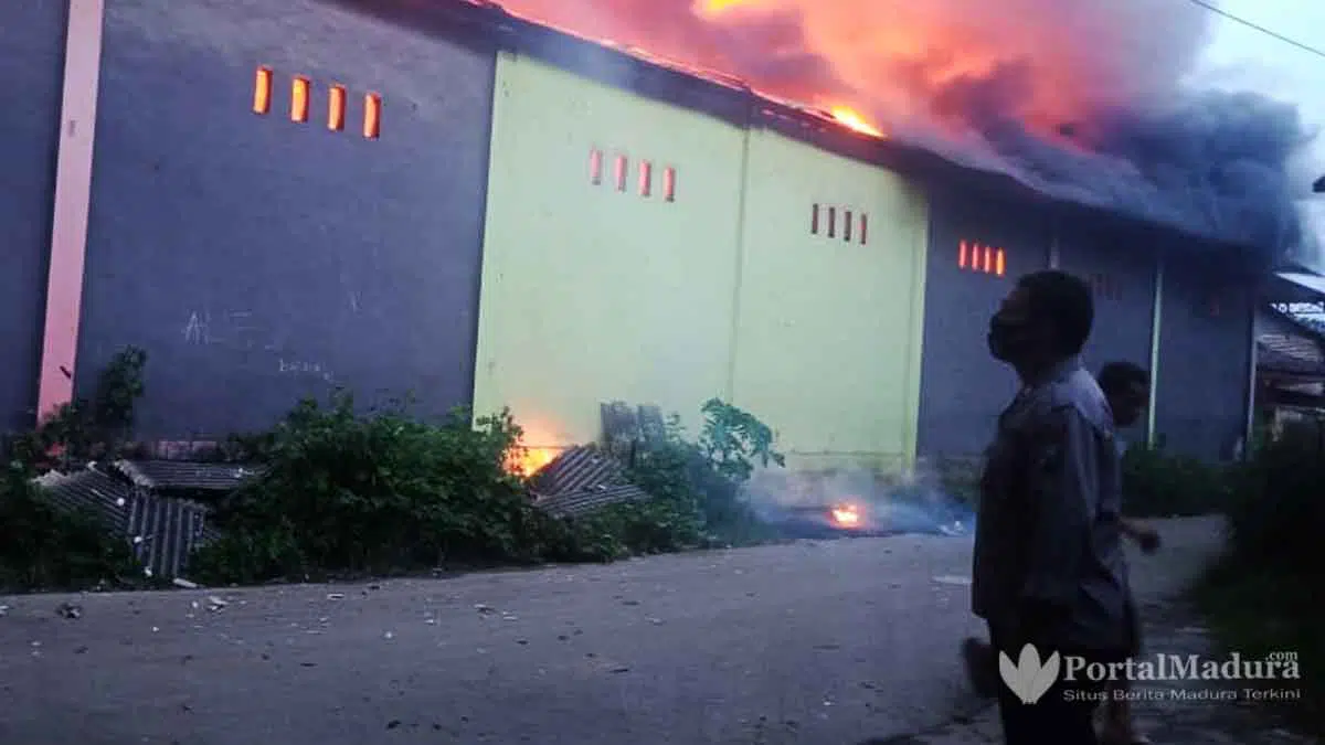 Diduga Konsleting Listrik, Gudang Ekspedisi Terbakar di Belakang Pasar Kwanyar
