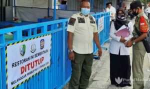 Ditutup Sementara, Rumah Makan Padang Disegel Satpol PP Sampang