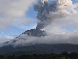 Gunung Sinabung Erupsi, Keluarkan Awan Panas Sejauh 5 Kilometer