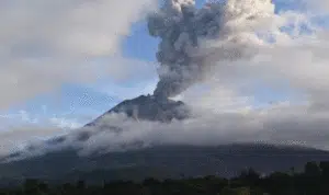 Gunung-Sinabung-Erupsi,-Keluarkan-Awan-Panas-Sejauh-5-Kilometer