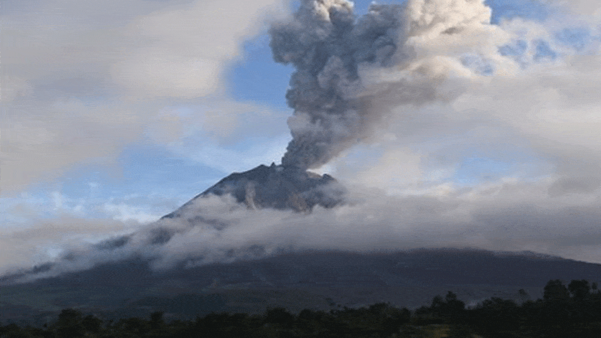 Gunung-Sinabung-Erupsi,-Keluarkan-Awan-Panas-Sejauh-5-Kilometer