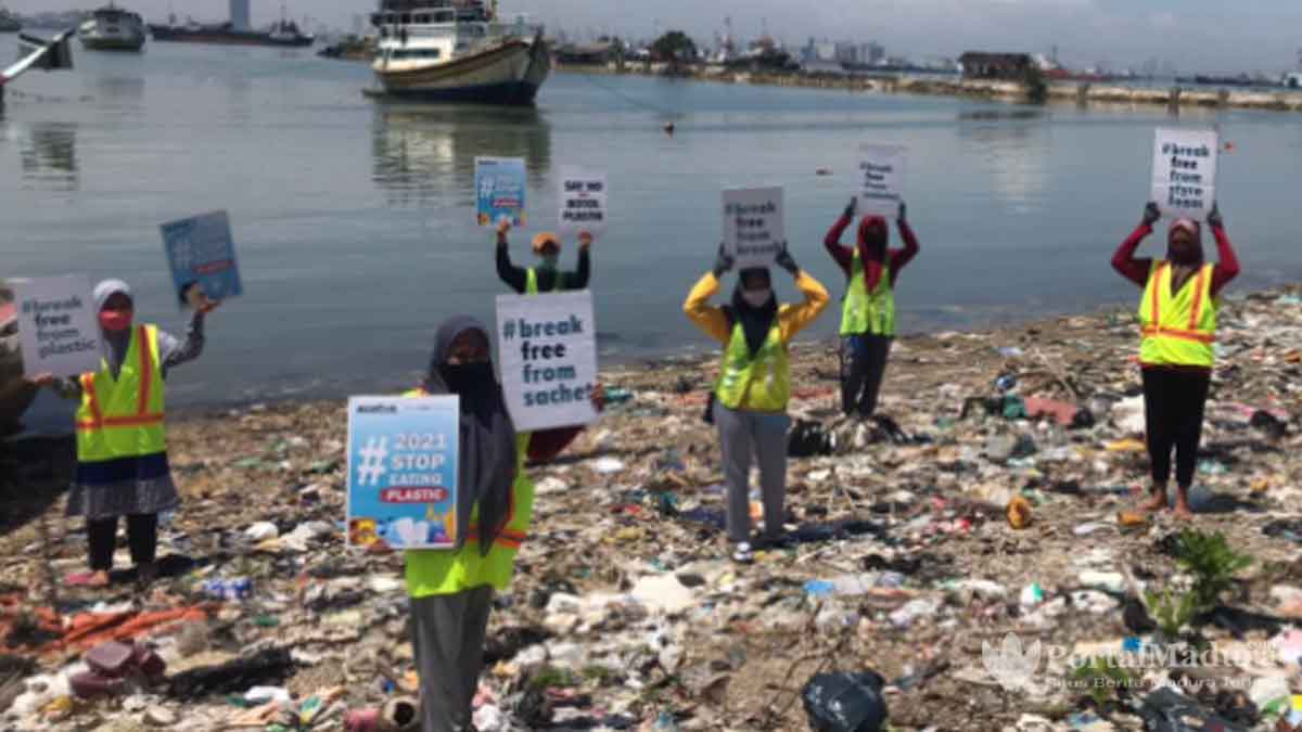Hasil Brand Audit CAER, Pesisir Kamal Banjir Sampah Plastik