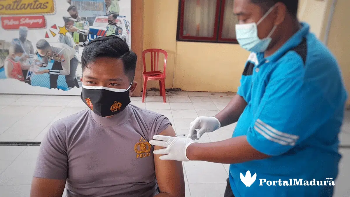 Jajaran Polres Sampang Jalani Suntik Vaksin Covid-19
