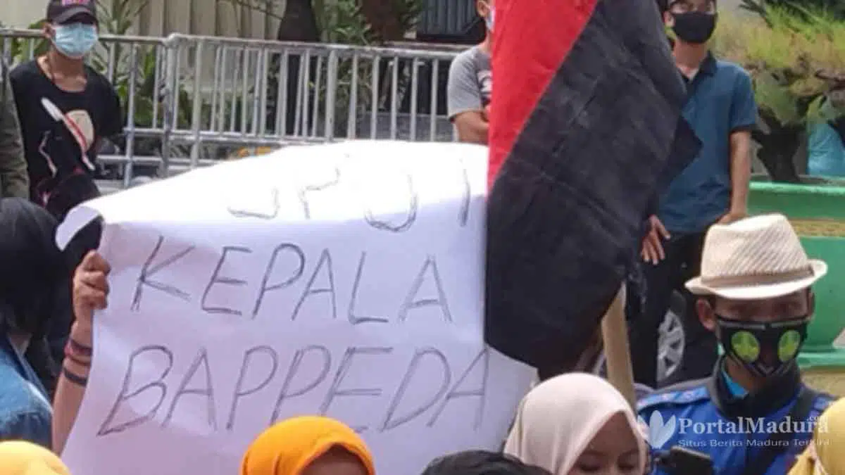 Kepala Bappeda Sumenep Yayak Nurwahyudi Didesak Tanggalkan Jabatan