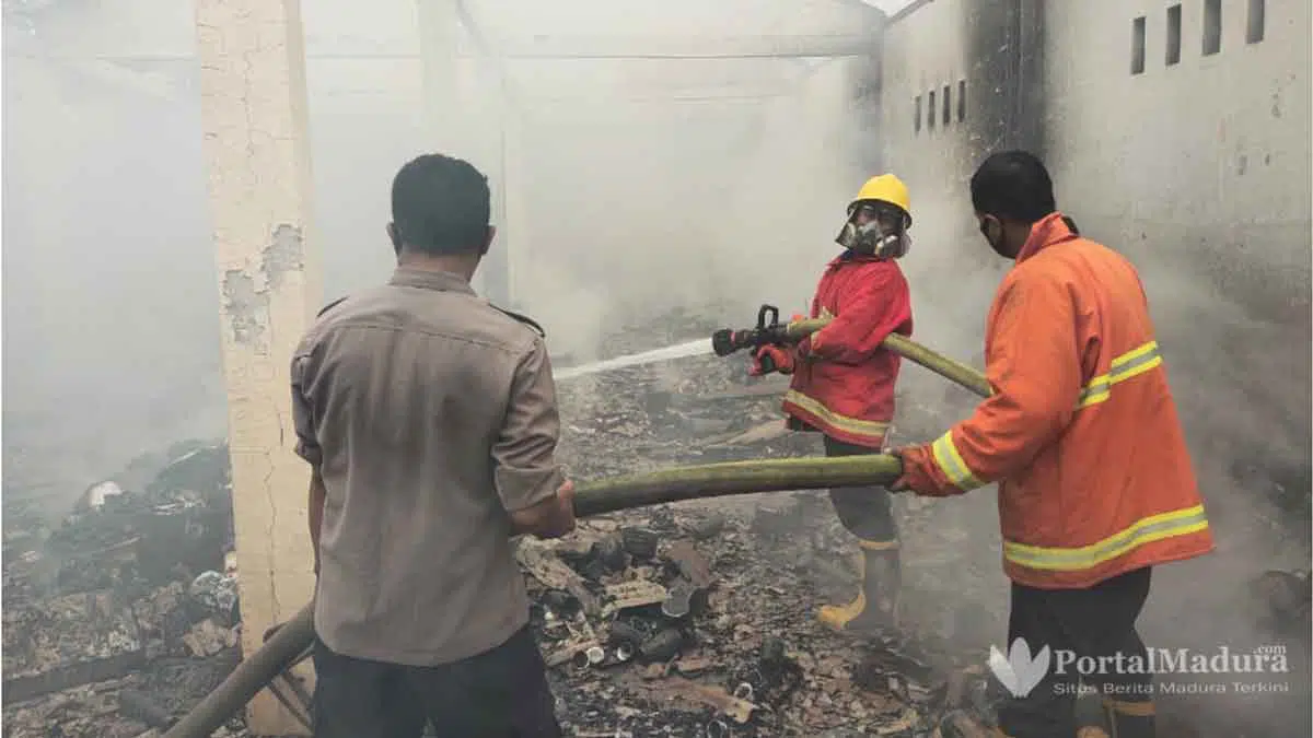 Kerugian Kebakaran Gudang Ekspedisi di Bangkalan Capai Rp500 Juta