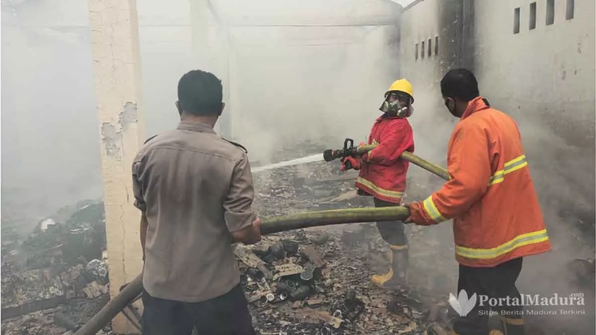 Kerugian Kebakaran Gudang Ekspedisi di Bangkalan Capai Rp500 Juta