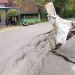 Jalan Kabupaten Sampang Amblas, Ganggu Akses Menuju Dua Pasar Kecamatan