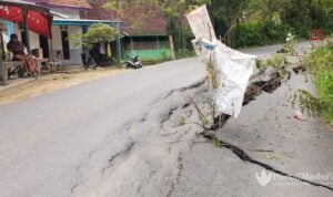 Jalan Kabupaten Sampang Amblas, Ganggu Akses Menuju Dua Pasar Kecamatan
