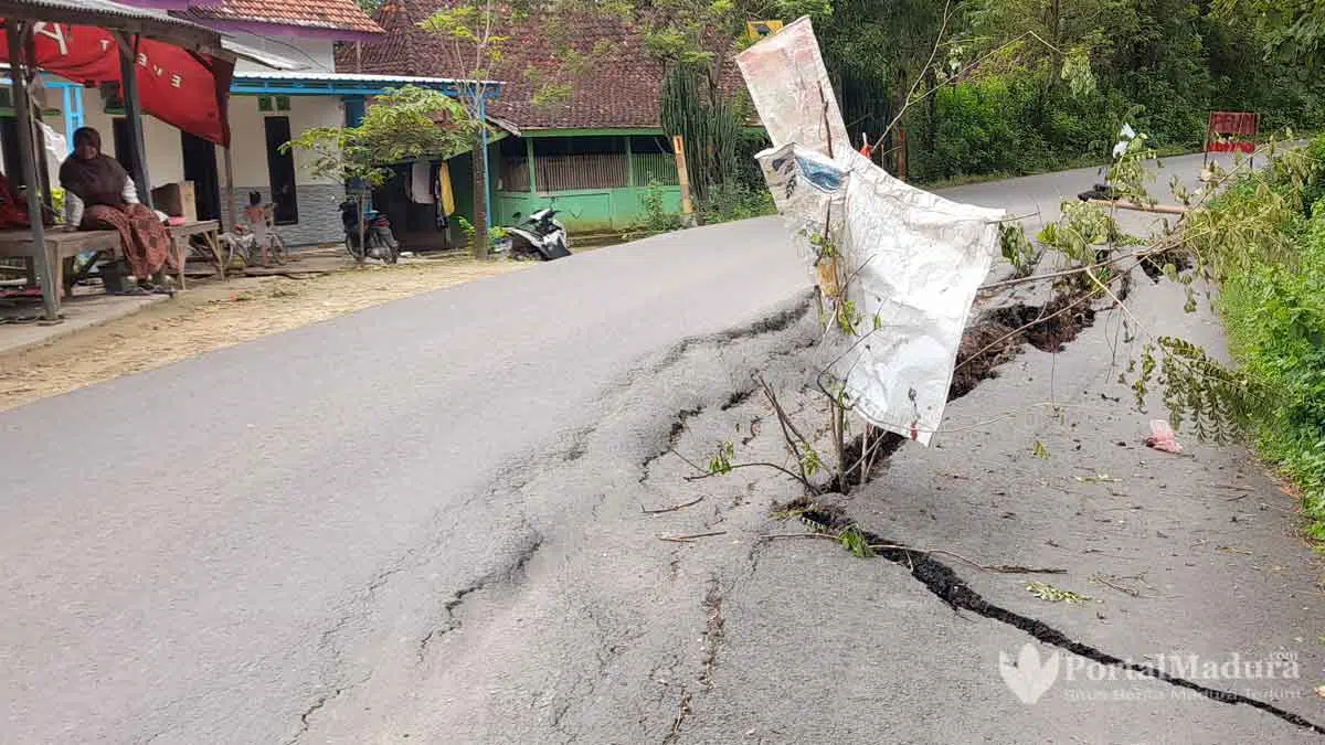 Jalan Kabupaten Sampang Amblas, Ganggu Akses Menuju Dua Pasar Kecamatan