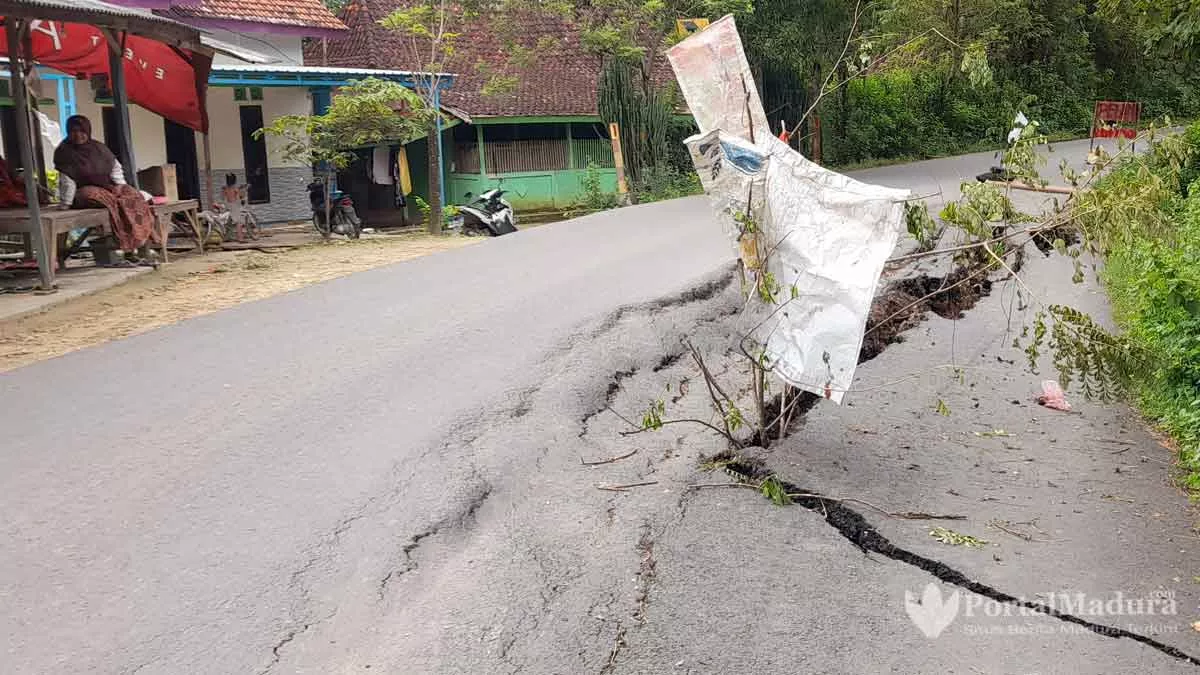 Jalan Kabupaten Sampang Amblas, Ganggu Akses Menuju Dua Pasar Kecamatan