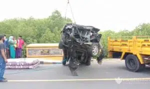 Gegara Ngantuk, Mobil Terjun ke Sungai