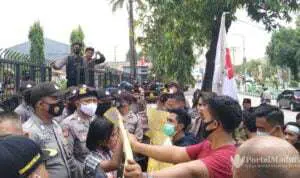 Mahasiswa Kangayan Demo Tuntut Listrik ke DPRD Sumenep